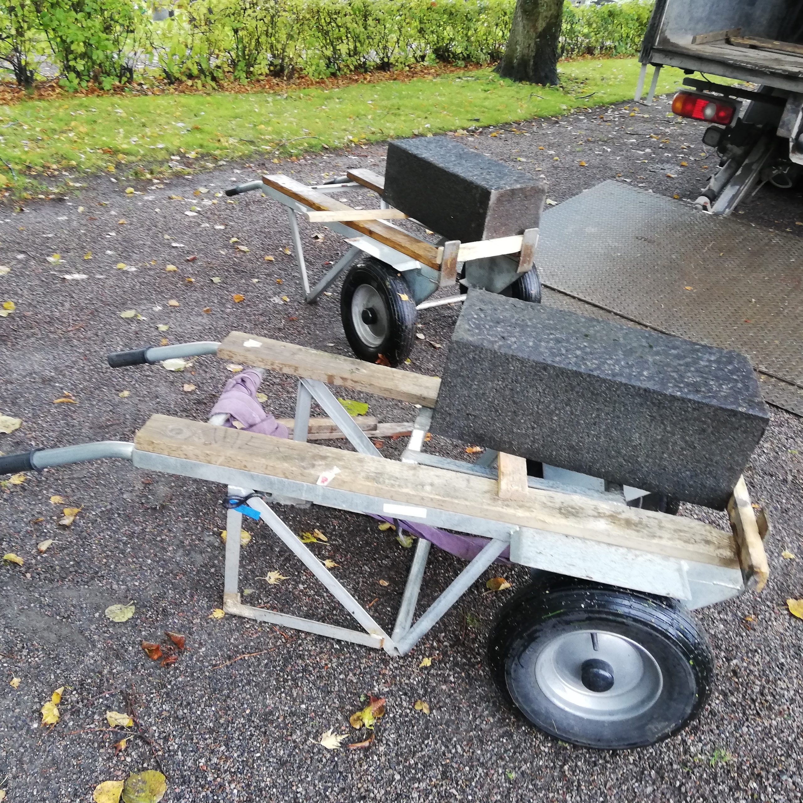 Hautakiven suoristus ja siirto - Ikuinen Kivi.