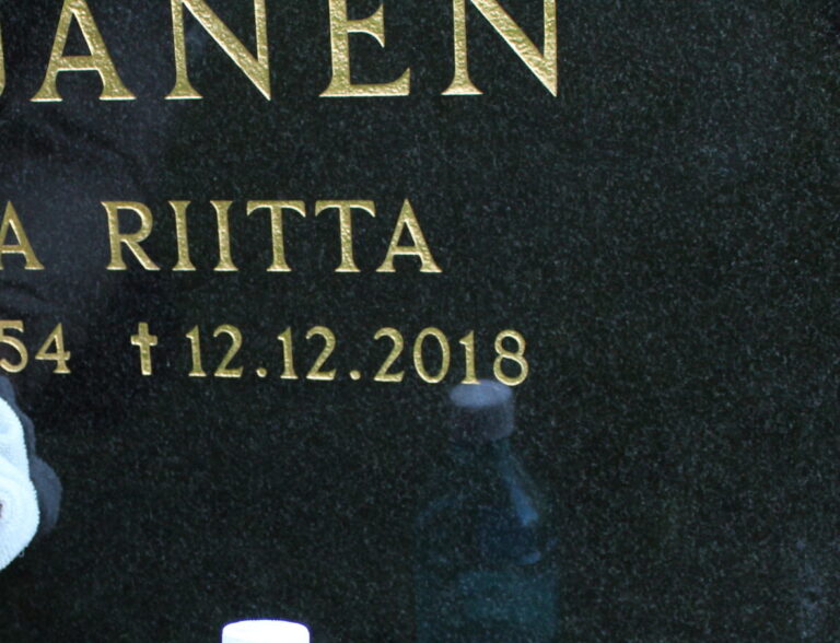 Hautakiven kaiverrus kullattuna.