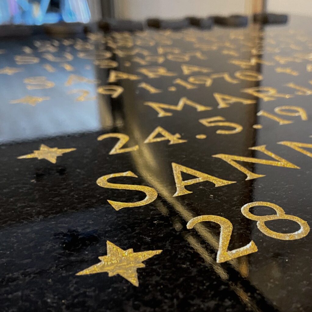 Hautakiven kunnostus ja kultaus.