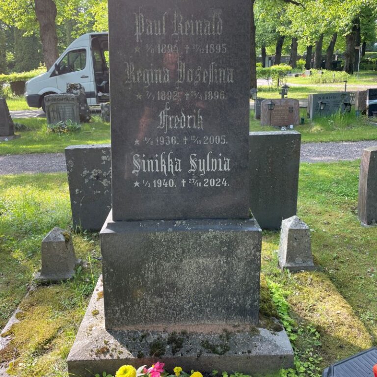 Paikan päällä kaiverrettu hautakivi Malmilla Helsingissä.